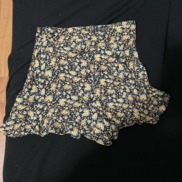 Sezane Dorian Shorts - Picture 2 of 3